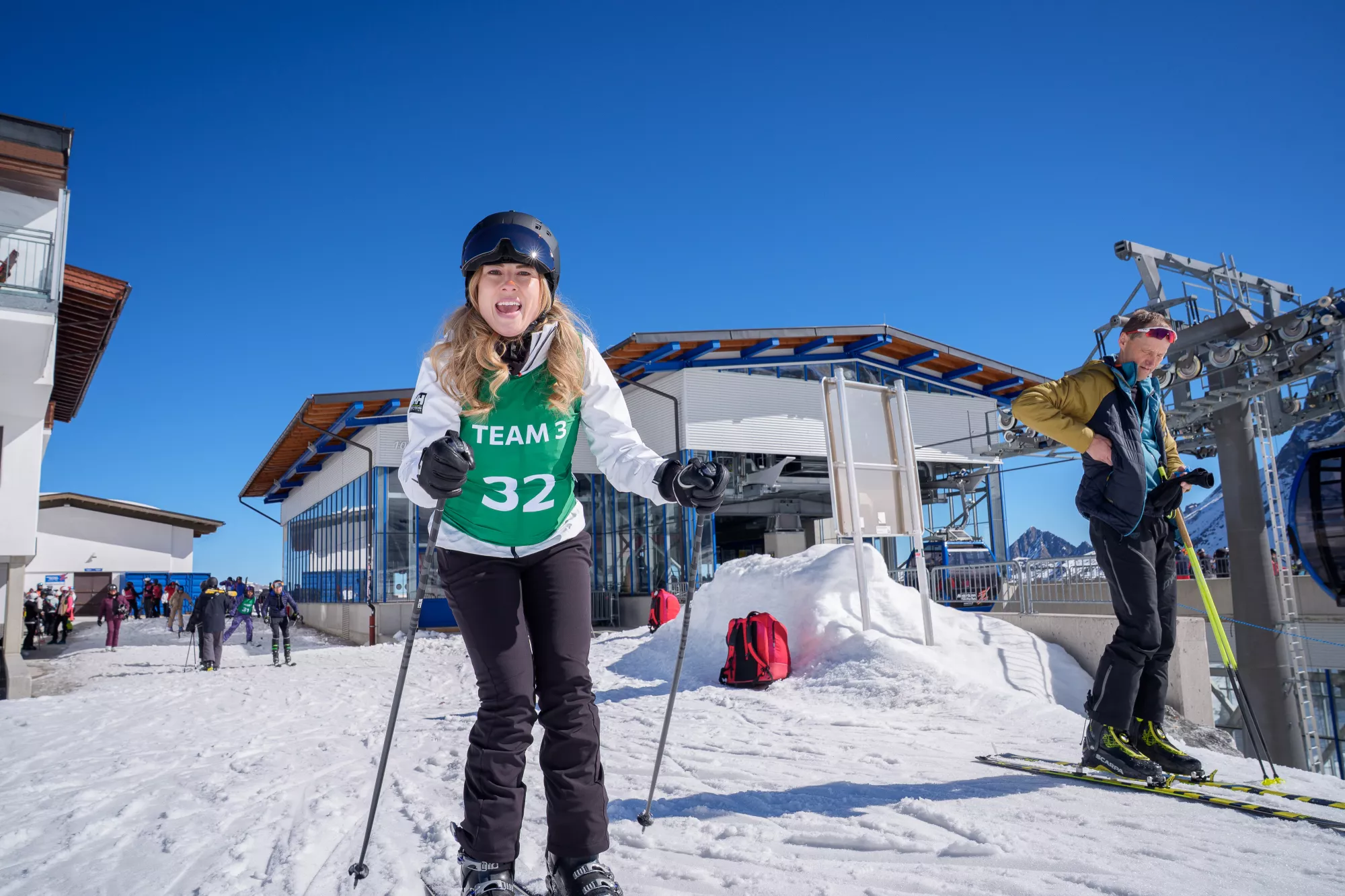 Skifahrerin mit Startnummer auf dem Gletscher bei strahlendem Sonnenschein